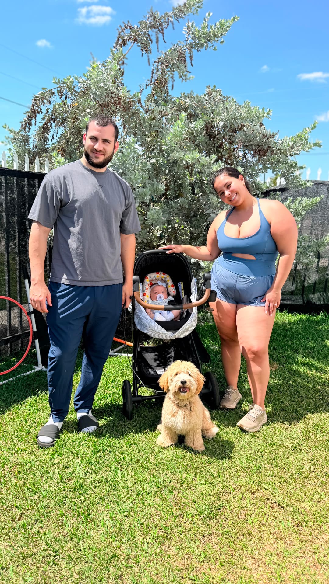 Familia con su goldendoodle entrenado