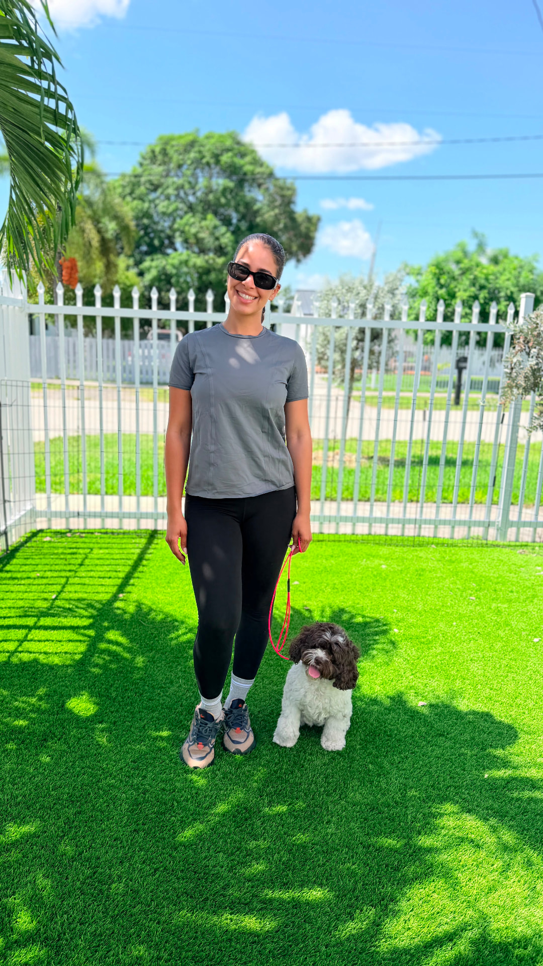 Entrenadora con cachorro en el patio