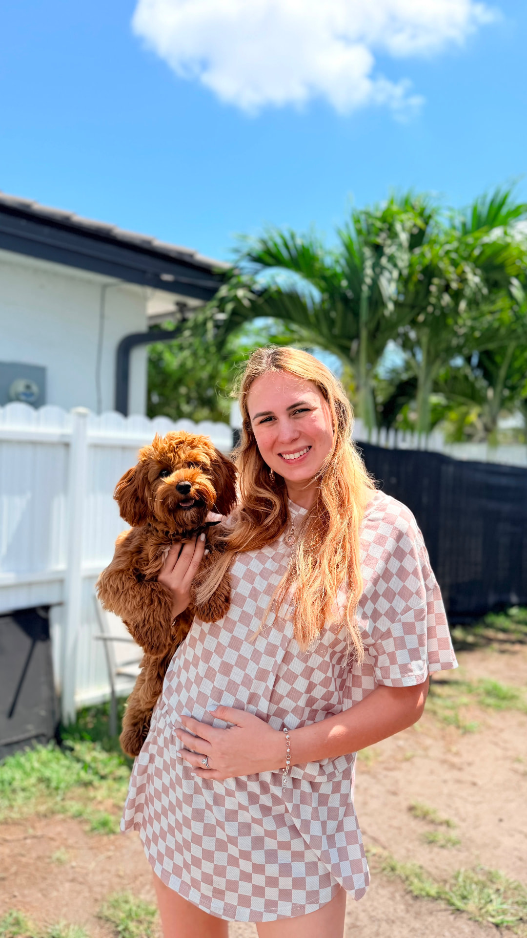 Cachorro goldendoodle con su dueña