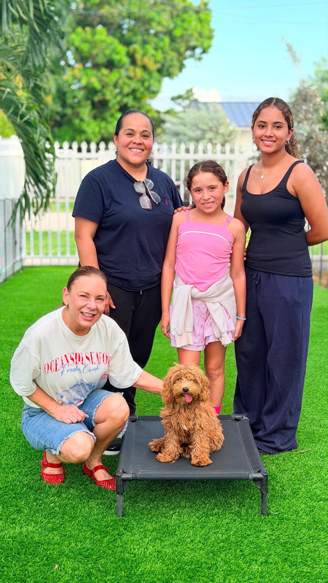 Familia completa con su cachorro entrenado