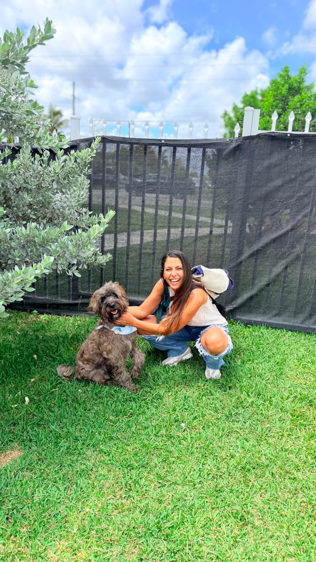 Clienta feliz con su perro después del entrenamiento