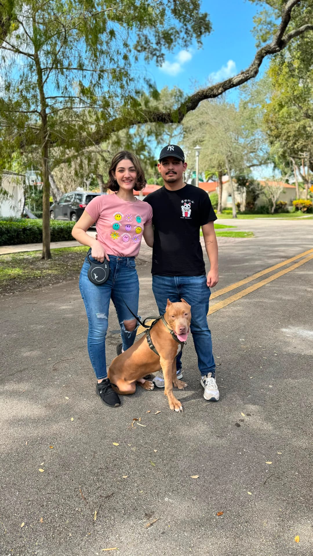 Cliente feliz con su pitbull entrenado