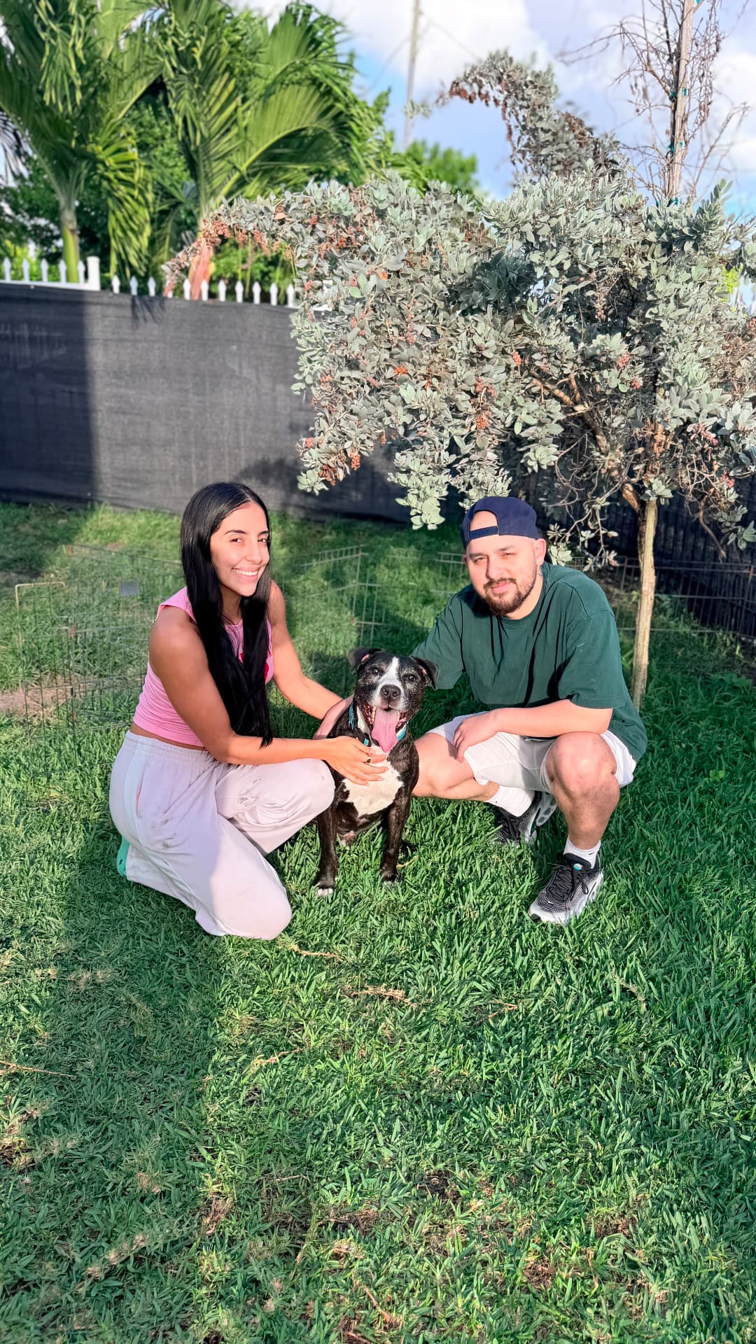 Pareja feliz con su perro tras el programa