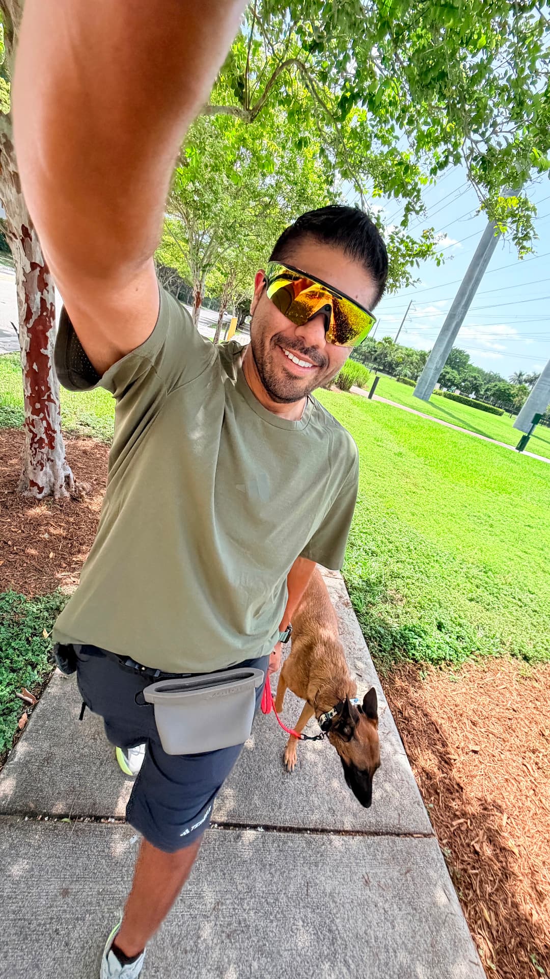Entrenador en sesión de paseo con malinois