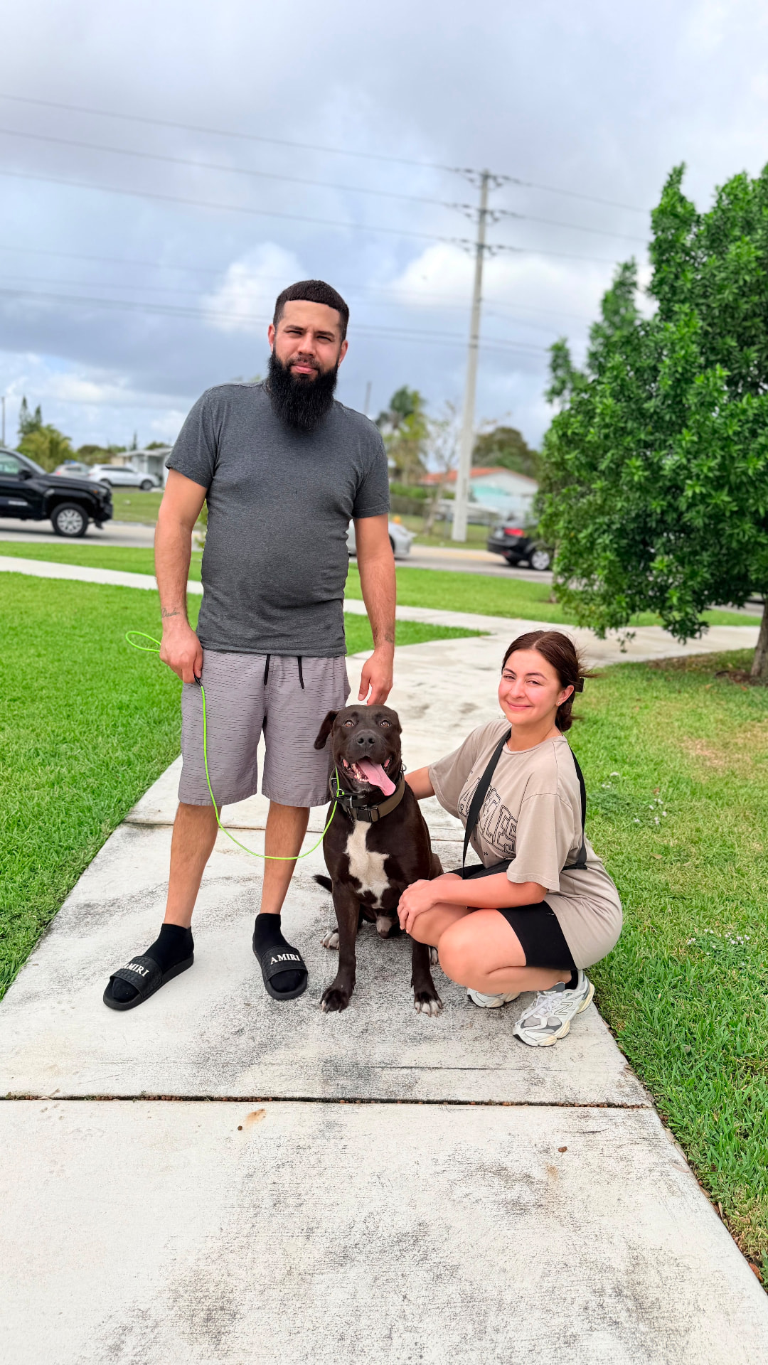 Familia reunida con su perro graduado