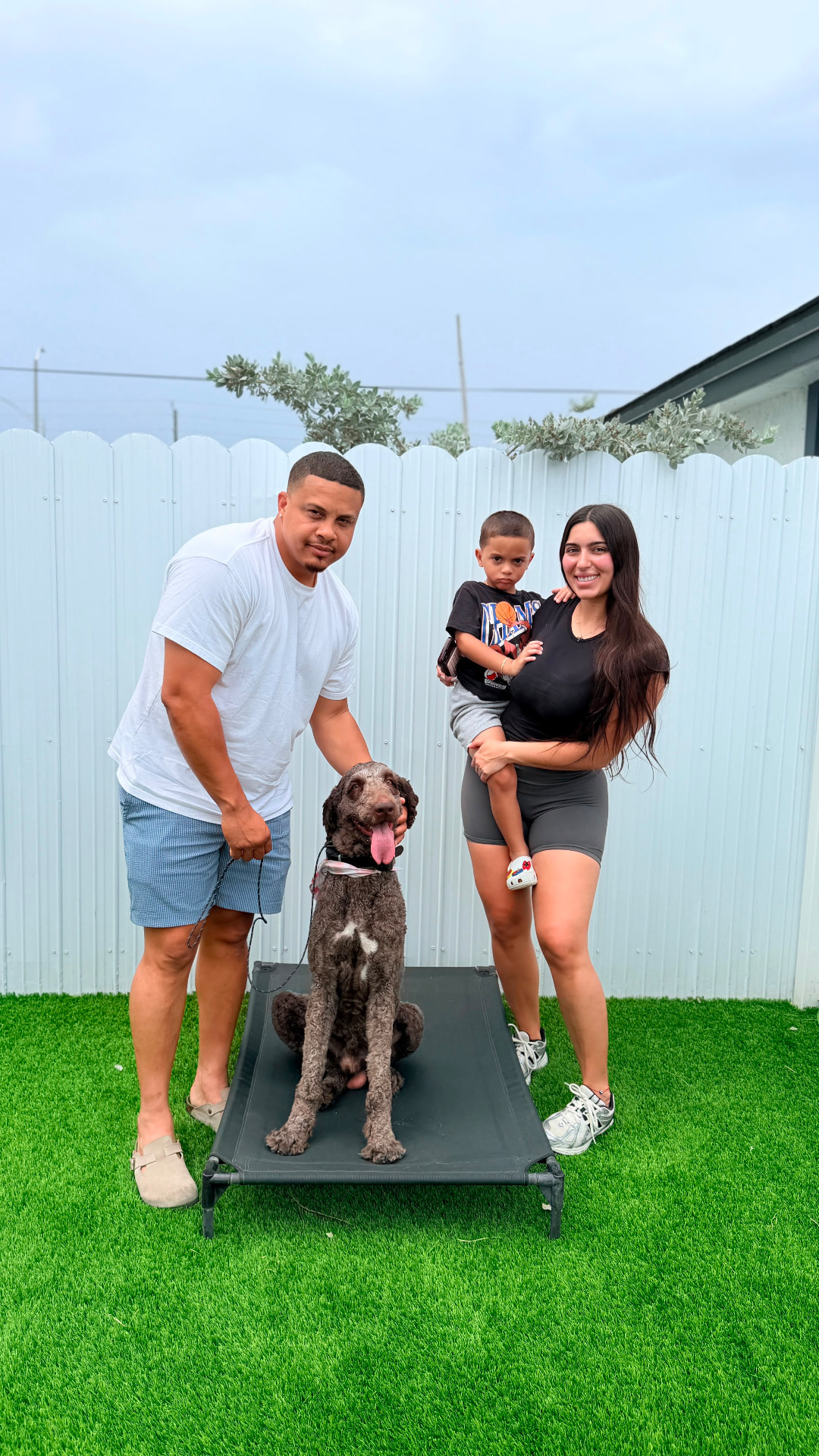 Familia con su poodle tras el entrenamiento