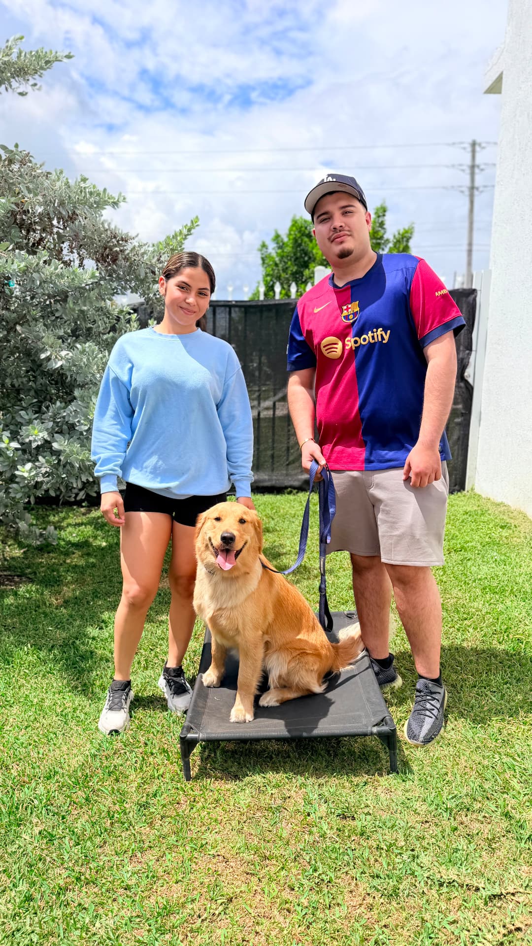 Familia feliz con su perro entrenado